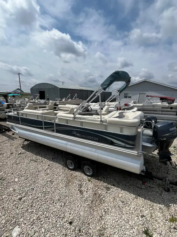 2009 Bennington 22ft pontoon