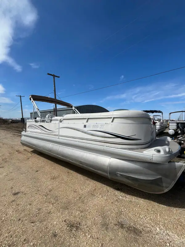 2002 Aqua Patio 22′ luxury pontoon