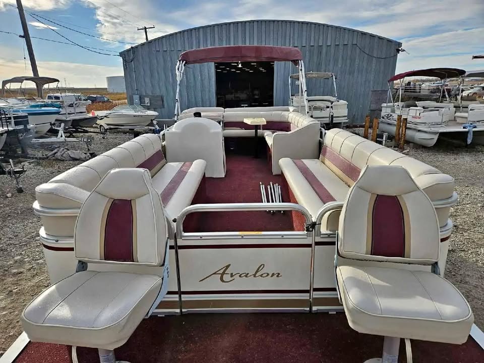 2005 Avalon 24ft pontoon with bow fish / big power