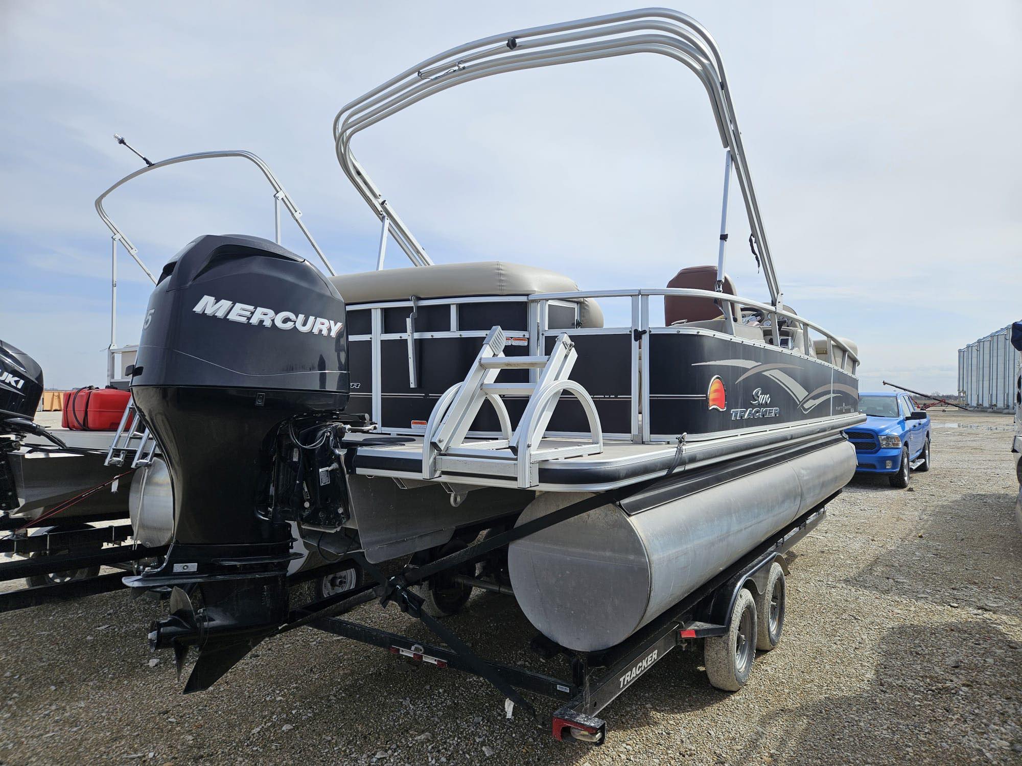 2011 Tracker Regency 22ft Pontoon