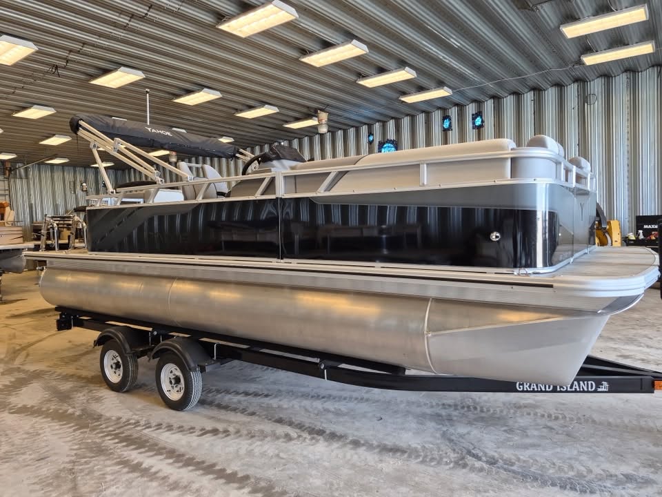 2026 Tahoe 21ft pontoon NEVER SEEN WATER