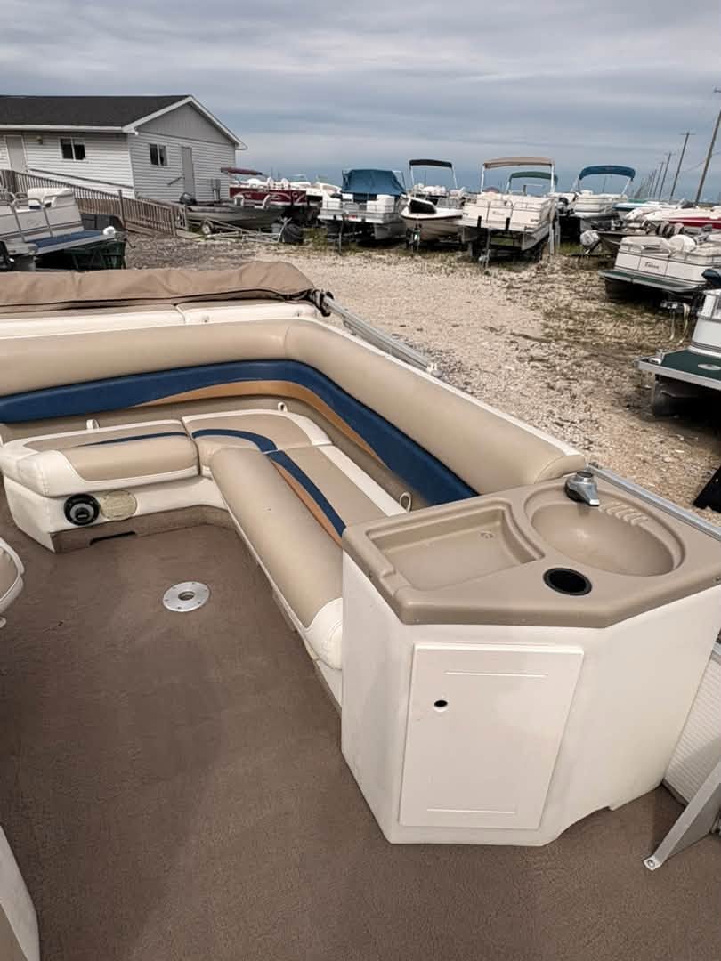 1999 Princecraft 240 Versailles Pontoon - Image 9